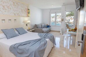 Familie-studiosuite | Minibar, safe på rommet, blendingsgardiner og strykejern/-brett