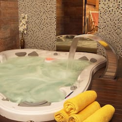 Sauna, vasca idromassaggio, trattamenti per il corpo, body wrap