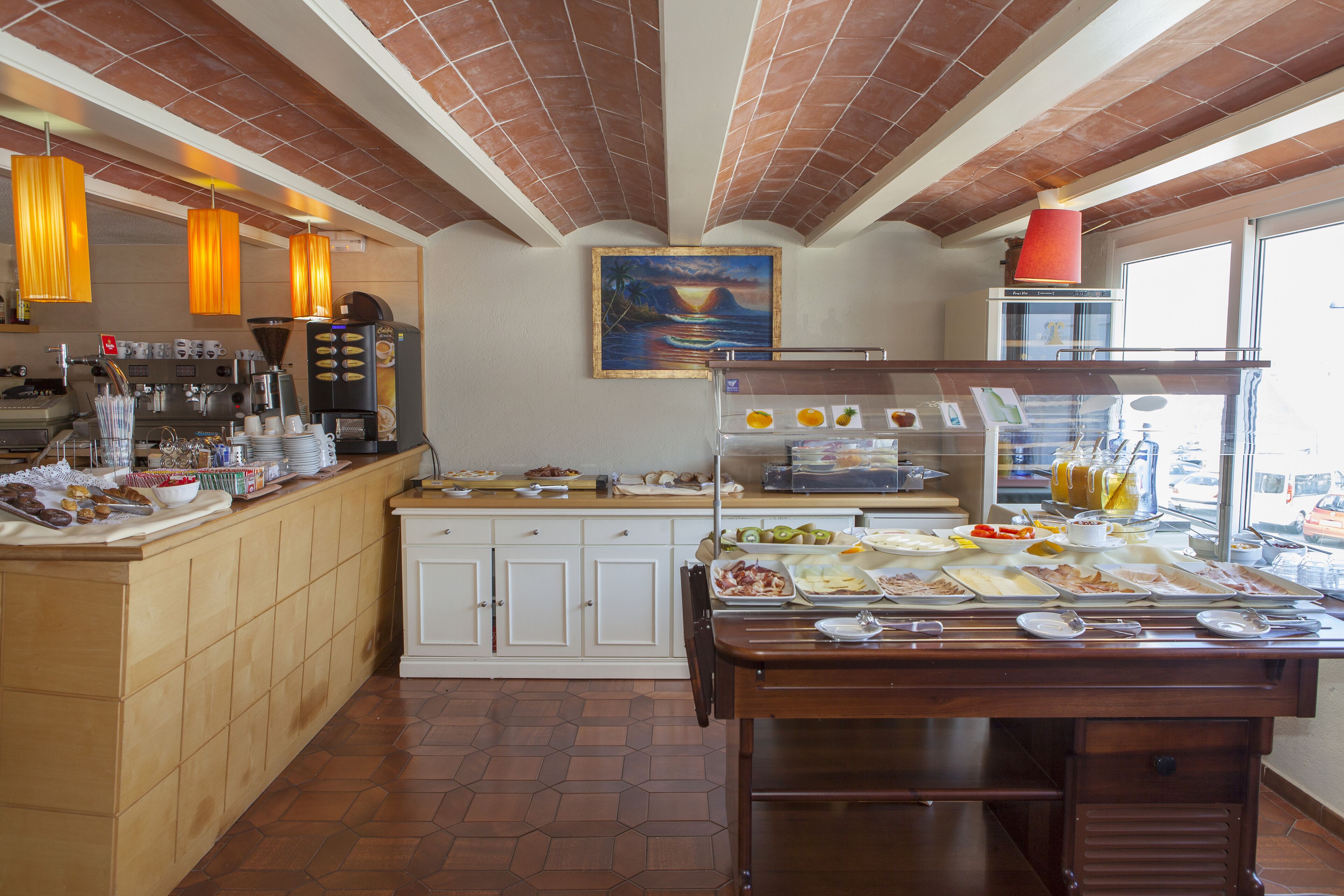 Un bufé de desayuno con diversas opciones de alimentos y una estación de café.