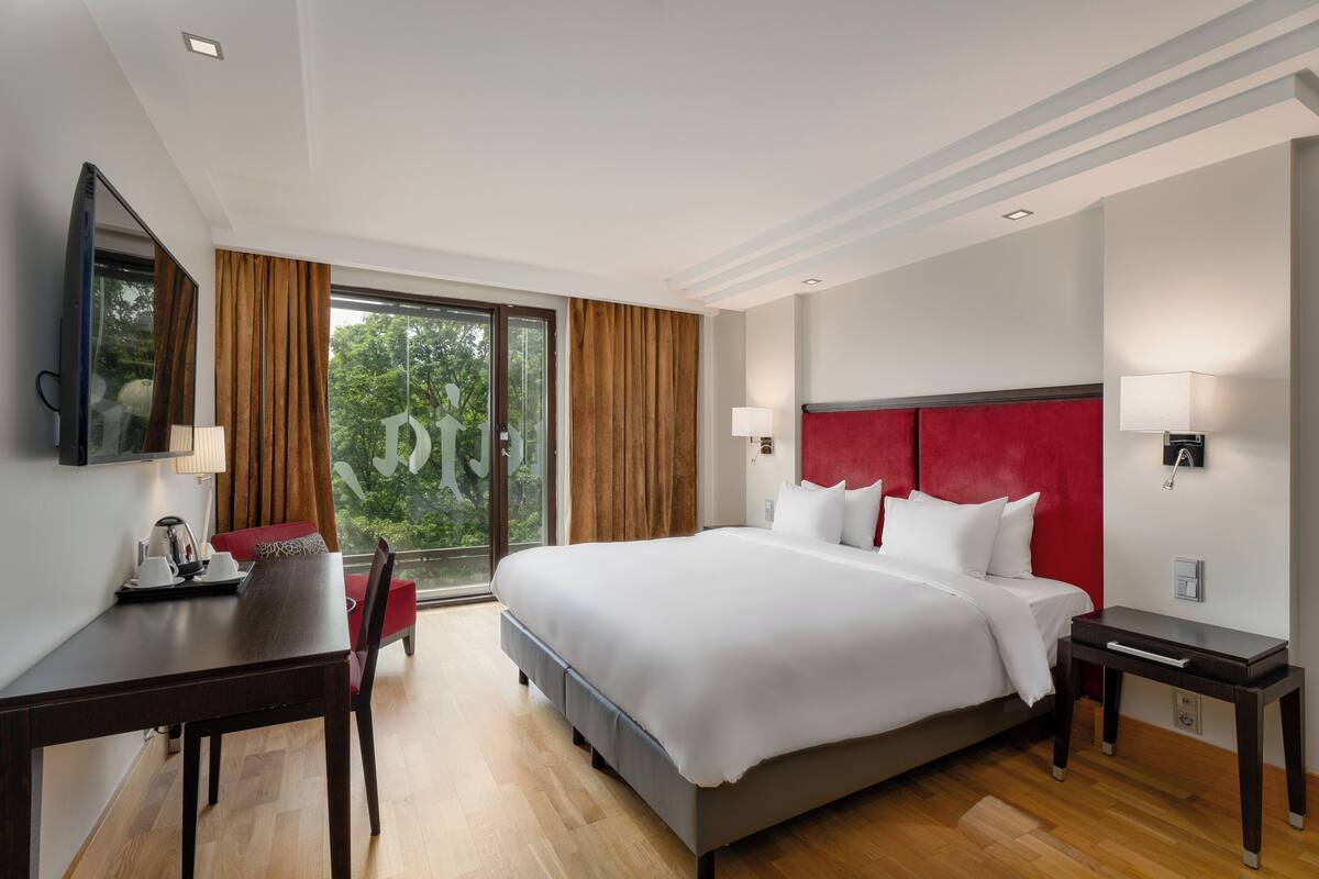 Kamar Superior, 1 Tempat Tidur King, pemandangan taman | Seprai antialergi, brankas, meja kerja, dan tirai kedap cahaya