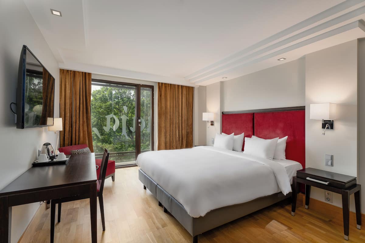 Superior Room, 1 King Bed, Park View | Hypo-allergenic bedding, in-room safe, desk, blackout drapes