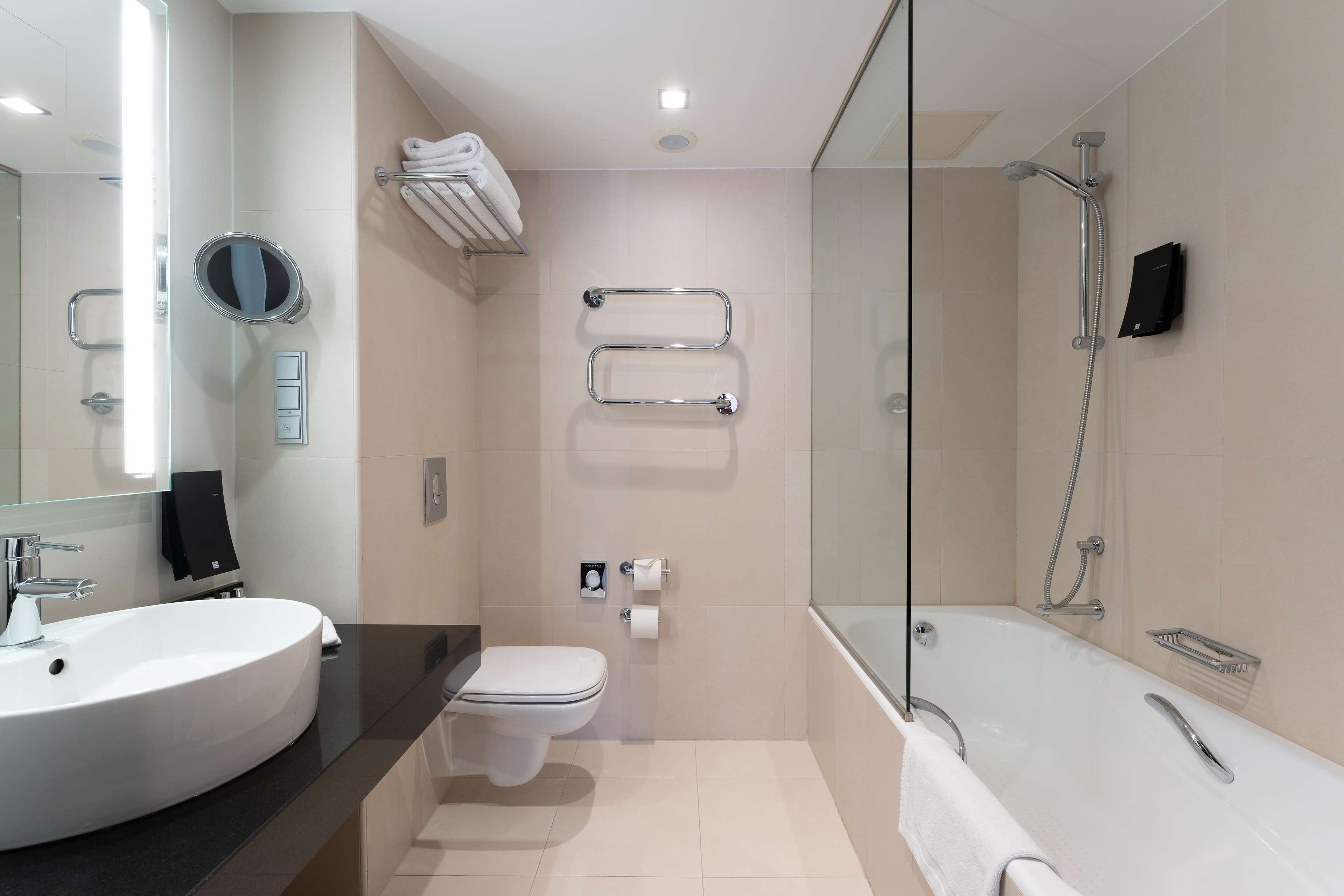 Un baño moderno con un lavamanos grande, inodoro y bañera.