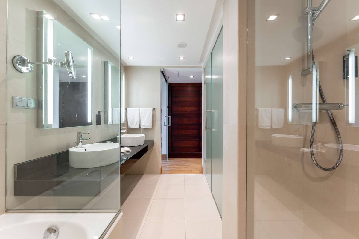 junior suite | bathroom | free toiletries, hair dryer, slippers, heated floors