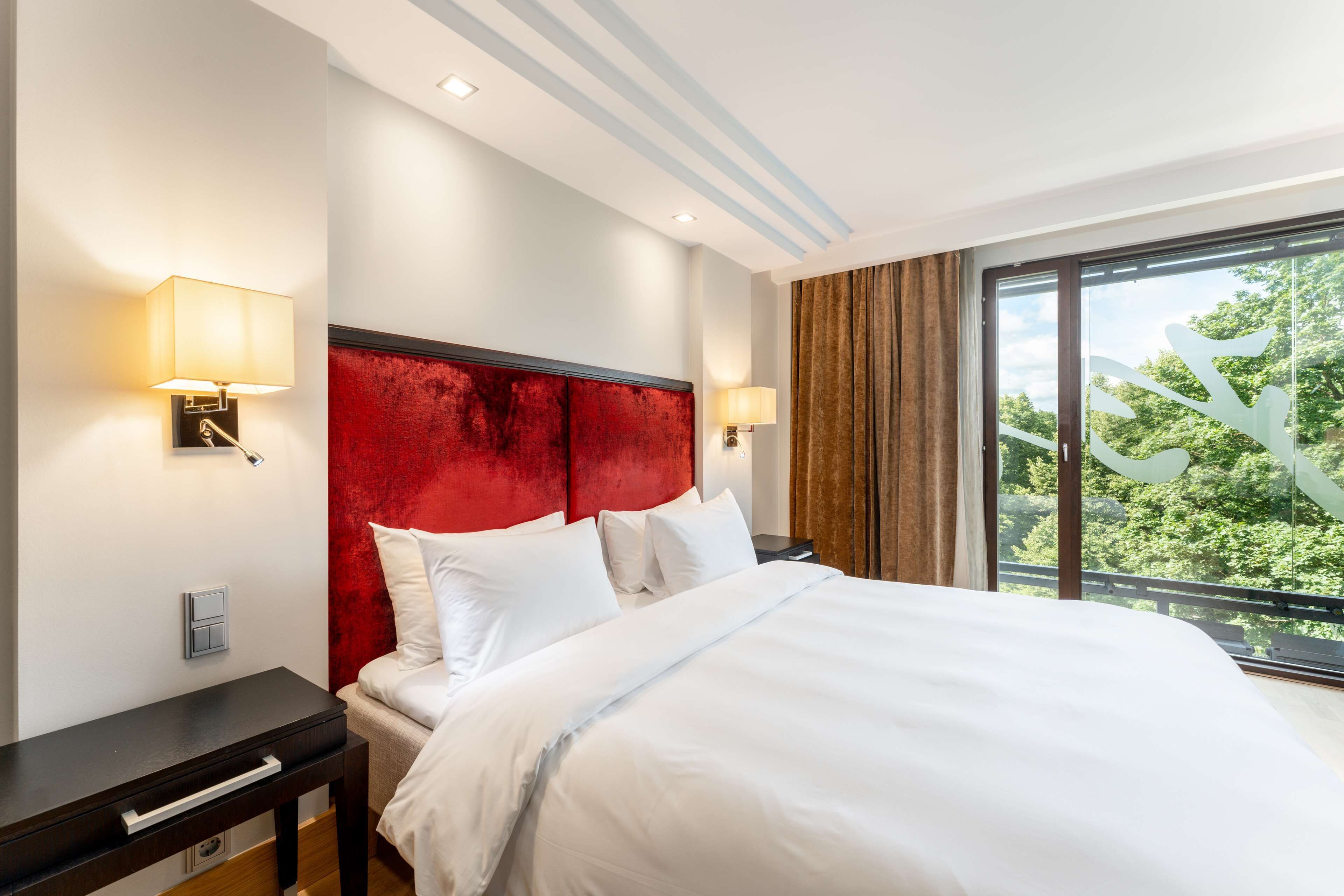 Rom – superior | Allergitestet sengetøy, safe på rommet, skrivebord og blendingsgardiner