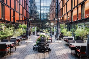 Petit déjeuner, déjeuner et dîner servis sur place