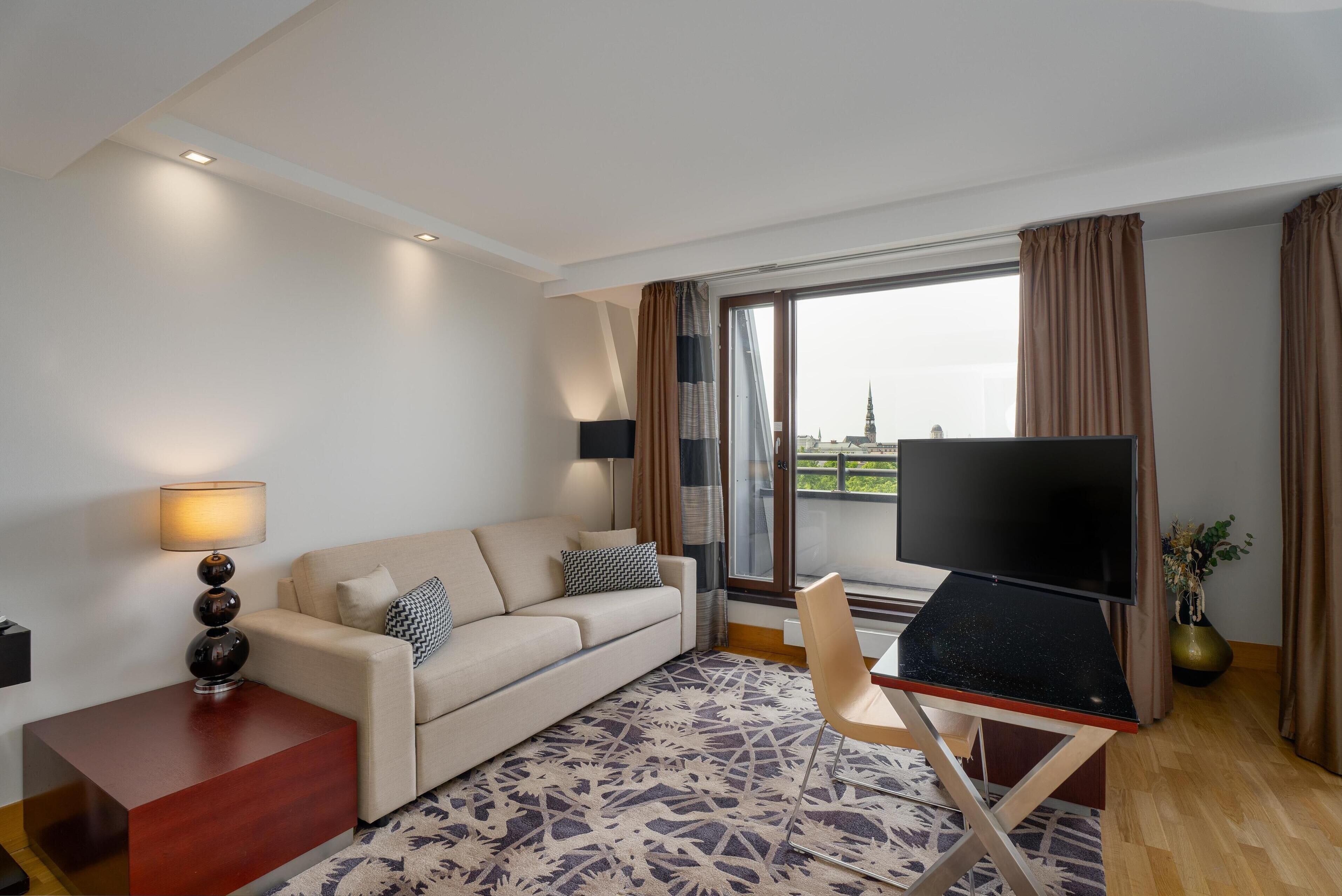 junior suite | living area | 27-cm lcd tv with digital channels, tv