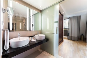 Suite, 1 King Bed (Panoramic View) | Bathroom