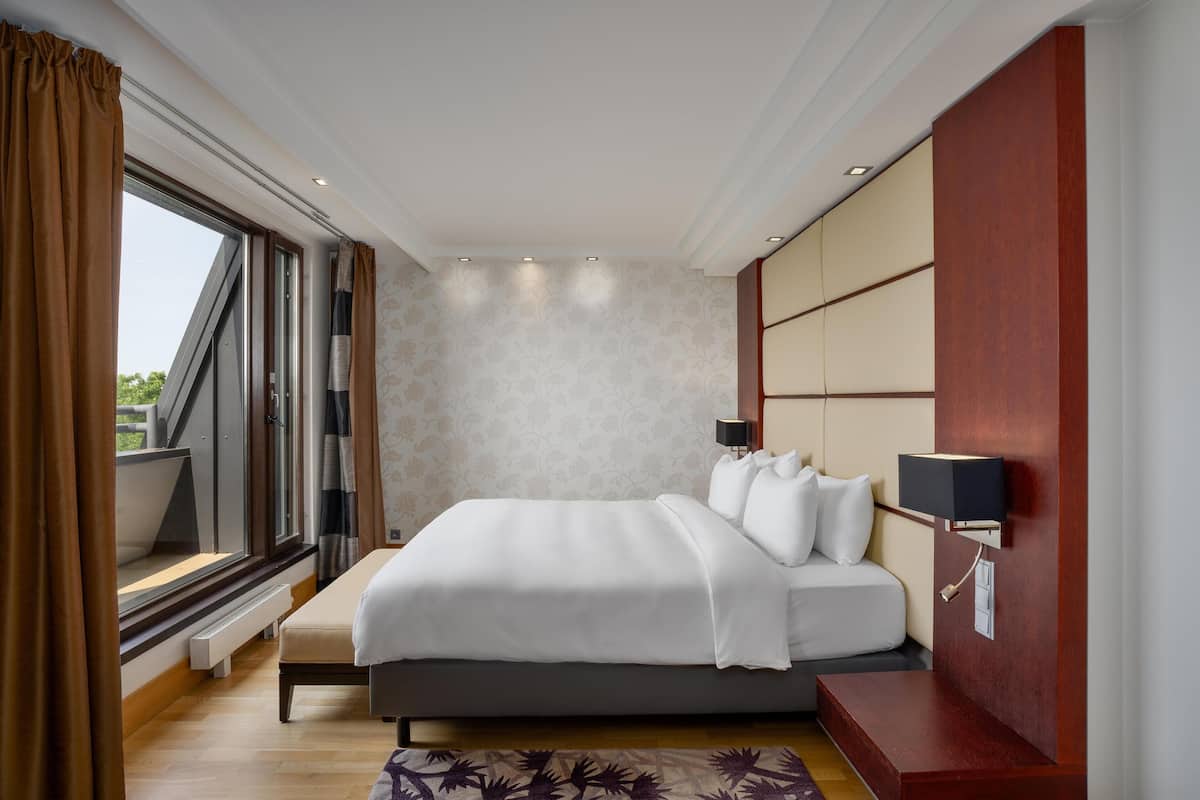 Suite Junior, 1 Tempat Tidur King (Panoramic View) | Seprai antialergi, brankas, meja kerja, dan tirai kedap cahaya
