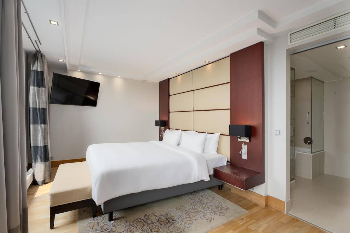 Suite, 1 Tempat Tidur King (Panoramic View) | Seprai antialergi, brankas, meja kerja, dan tirai kedap cahaya