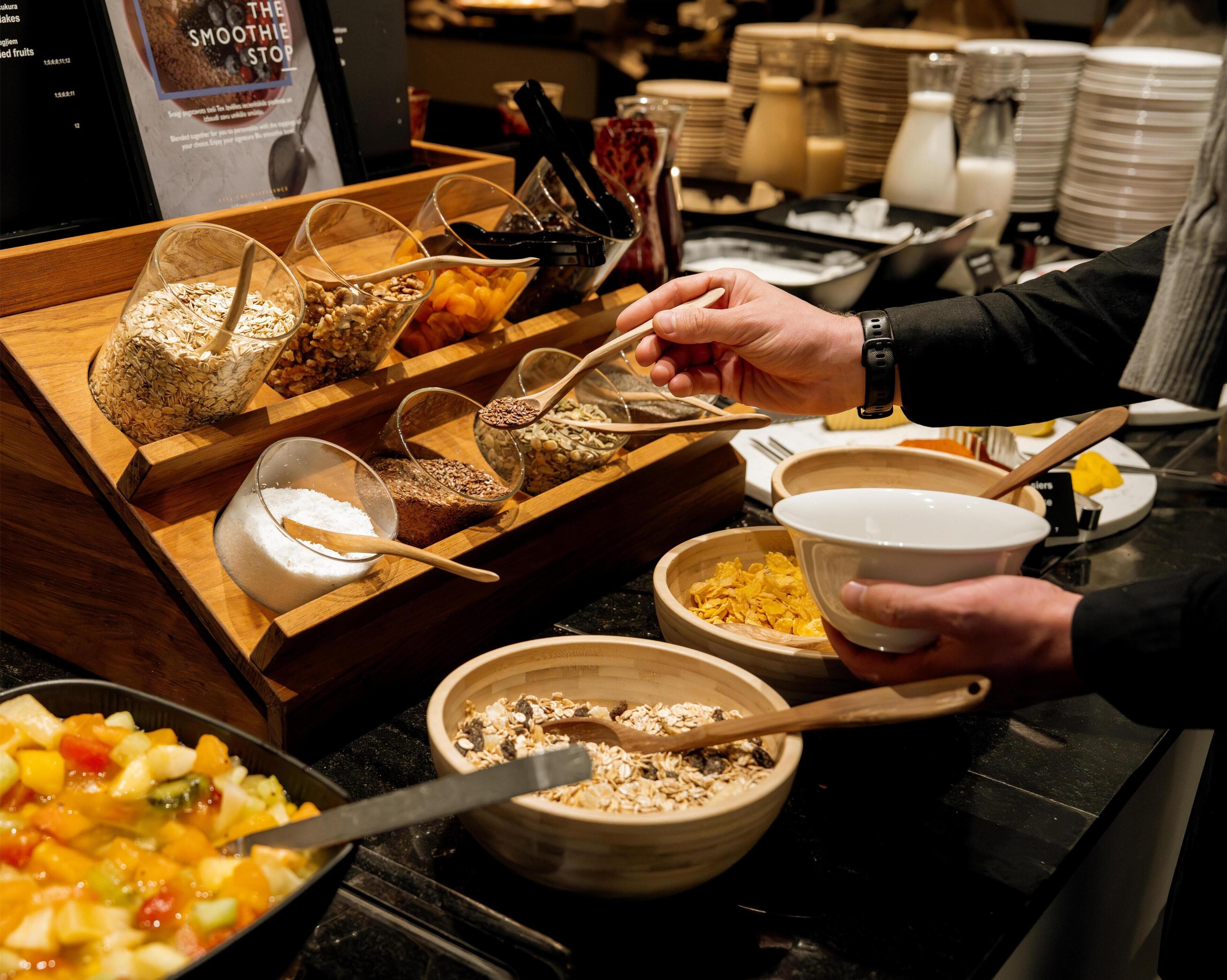 Una mesa de buffet con diversos alimentos y utensilios.