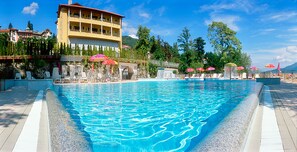Outdoor pool, pool umbrellas - Hotel Residence Zust (Verbania)