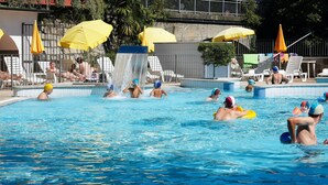 Outdoor pool, pool umbrellas - Hotel Residence Zust (Verbania)