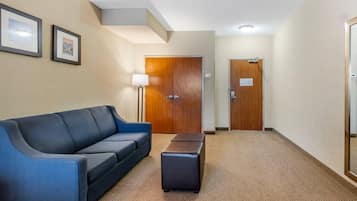 Quarto standard, 2 camas Queen, para não fumantes | Escrivaninha, espaço de trabalho para notebook, quartos à prova de som