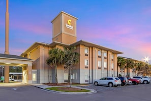 A Comfort Inn & Suites with a parking lot and a clear sky. - Comfort Inn & Suites Charleston Airport Convention Center (North Charleston)