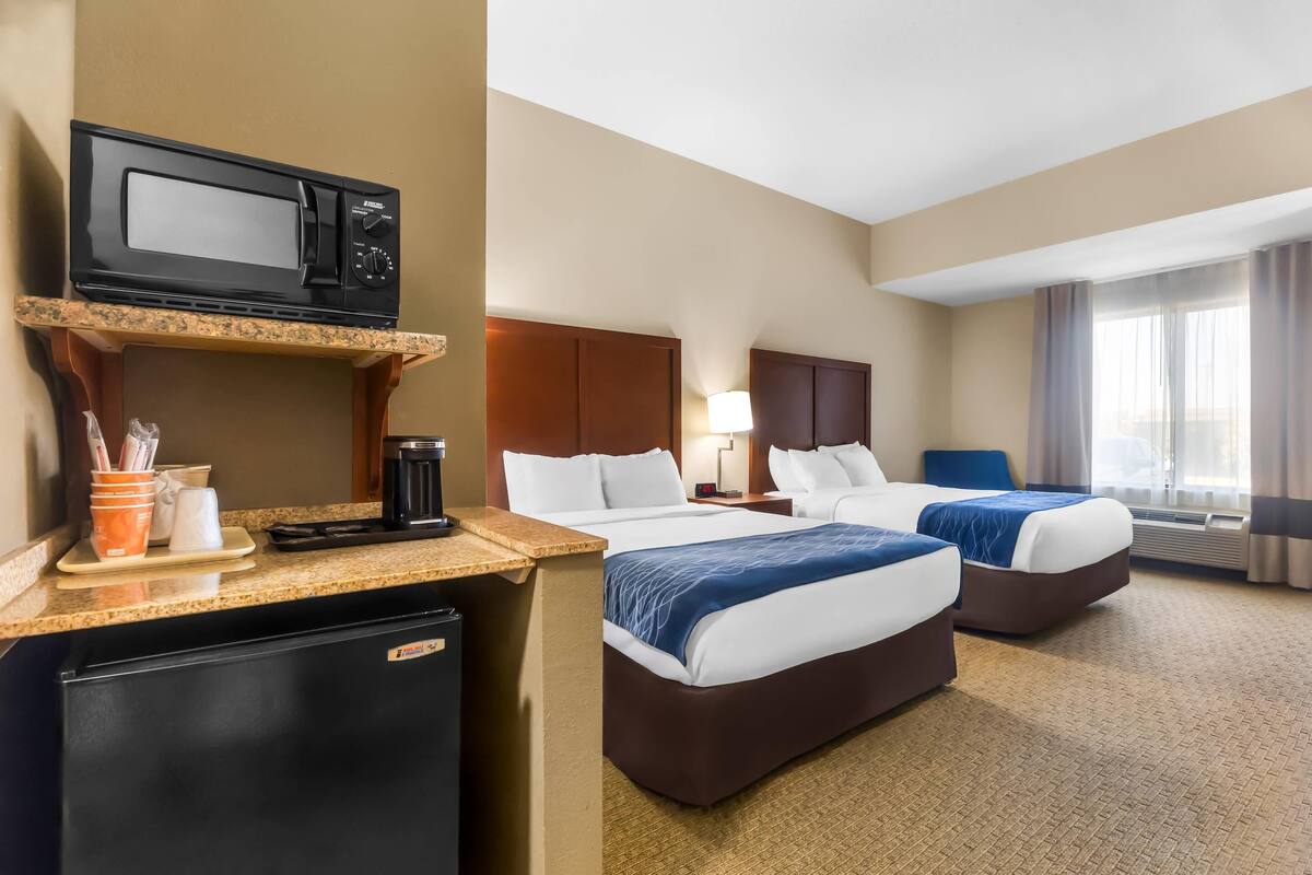Chambre, 2 grands lits, accessible aux personnes à mobilité réduite, non-fumeurs | 1 chambre, bureau, Wi-Fi gratuit, draps fournis