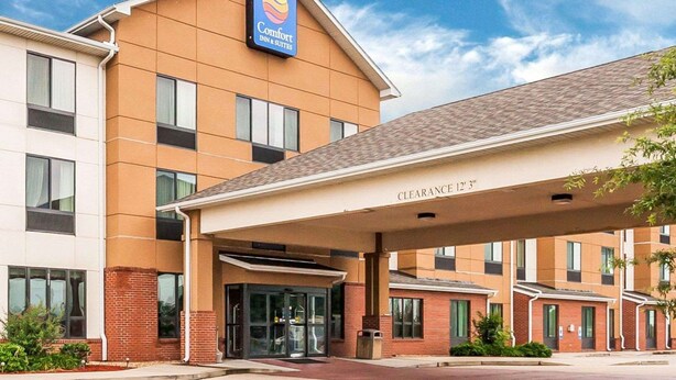 A Comfort Inn & Suites hotel with a clear entrance, a covered parking area, and a sign indicating a 12' clearance. - Comfort Inn & Suites Sikeston I-55 (Sikeston)