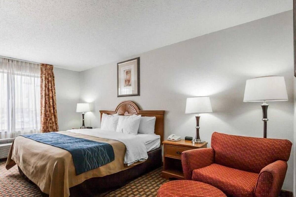Desk, free WiFi, bed sheets, alarm clocks