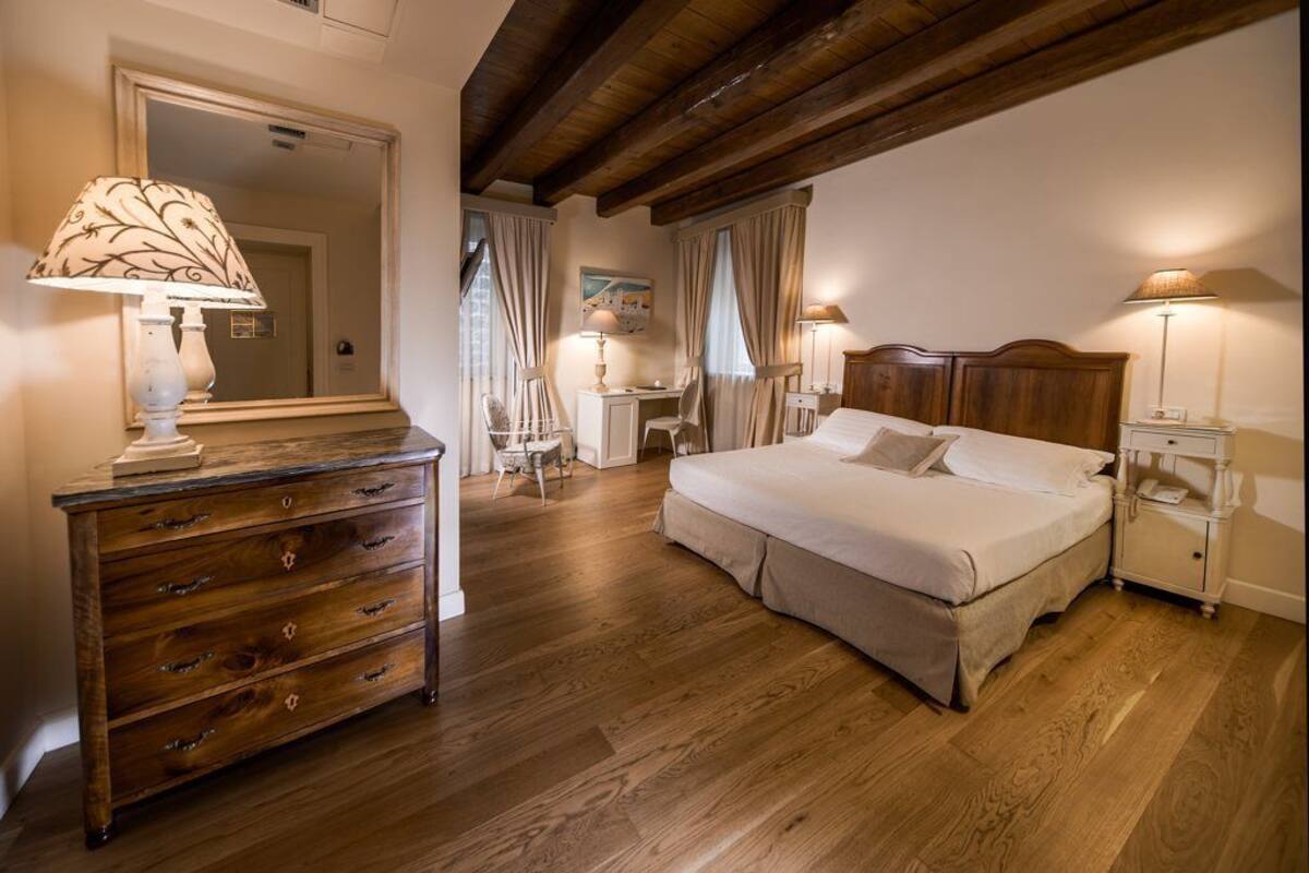 superior double room | minibar, in-room safe, desk, soundproofing
