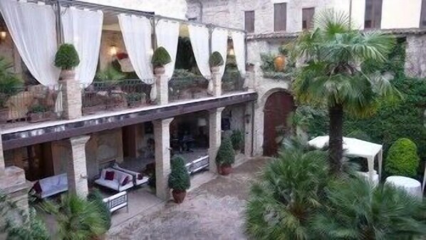 Courtyard view - Hotel & Residenza 100 Torri (Ascoli Piceno)