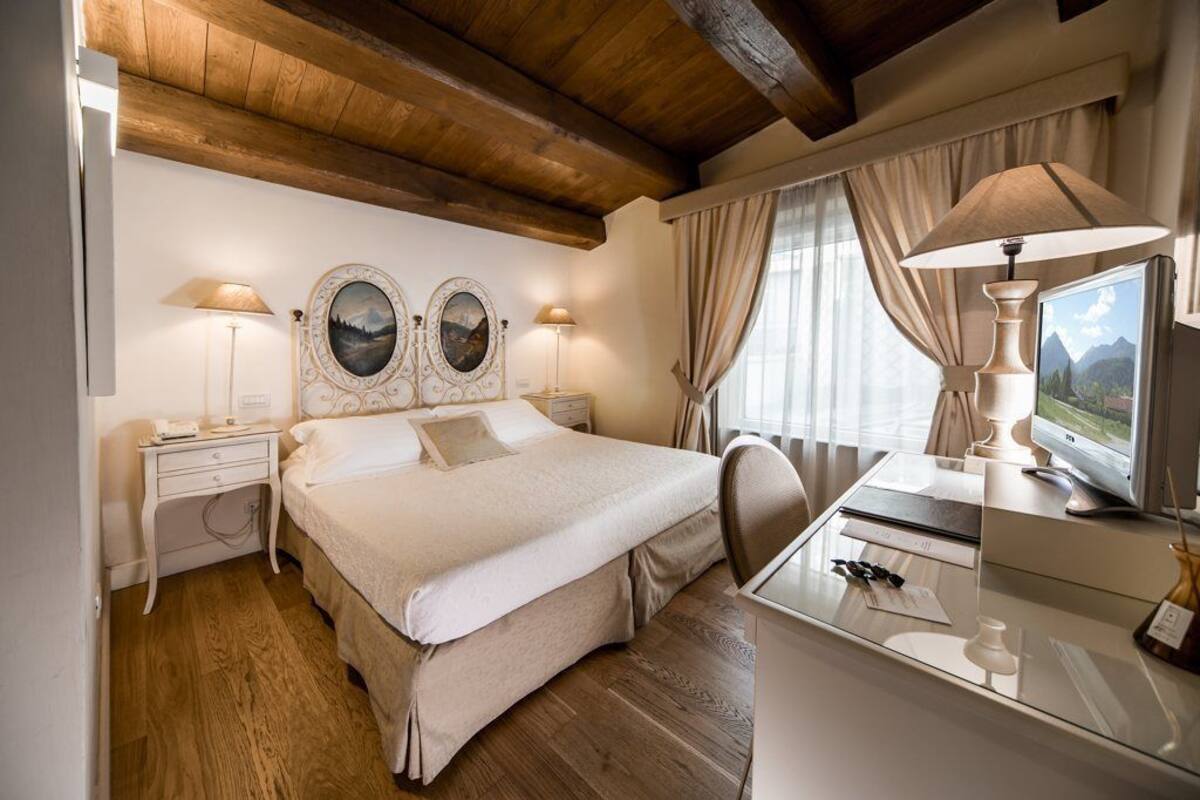 standard double room | minibar, in-room safe, desk, soundproofing