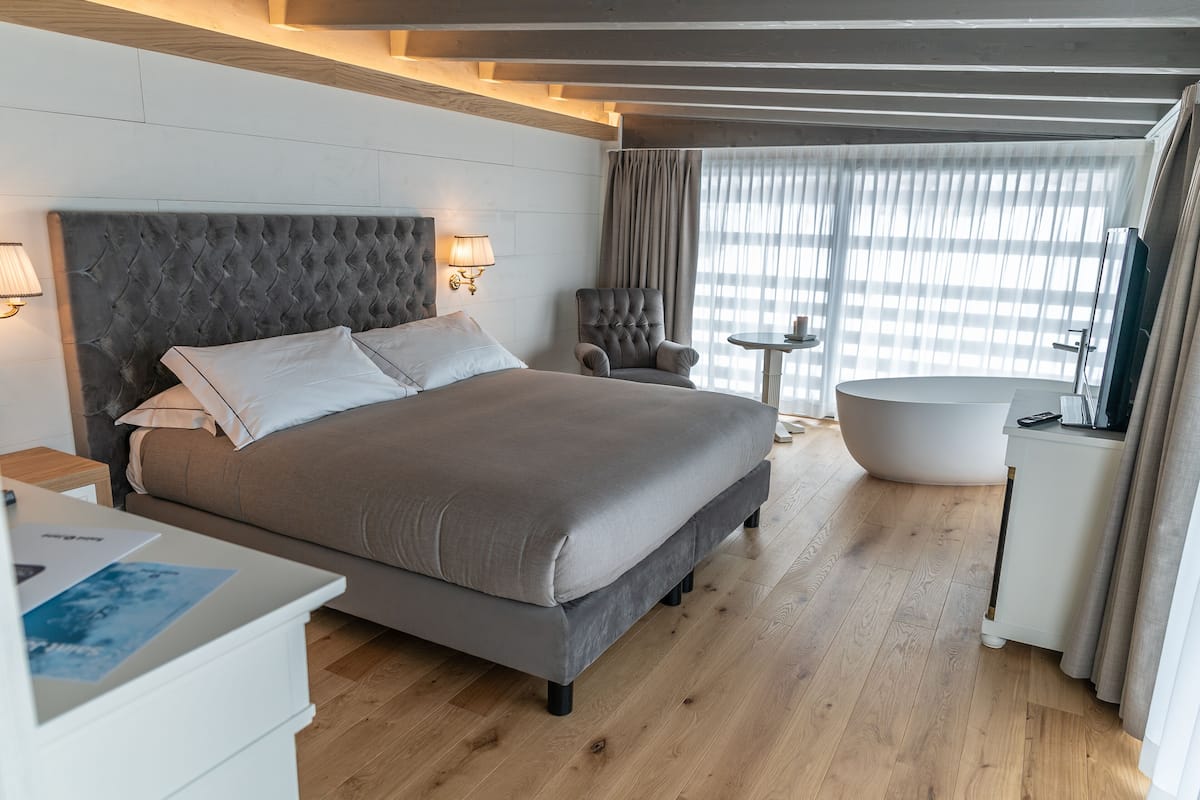 1 bedroom, premium bedding, down duvets, minibar