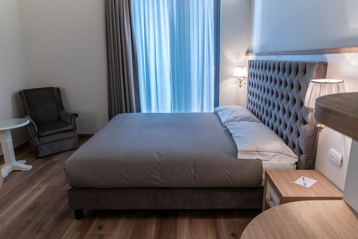 1 bedroom, premium bedding, down duvets, minibar