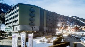 Ein Hotel mit moderner Architektur, das mehrere Balkone und ein markantes Schild zeigt.
