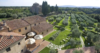 Sovana Hotel & Resort