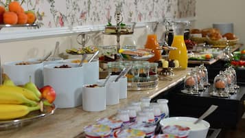 Bữa sáng buffet hàng ngày (15 EUR/mỗi người)