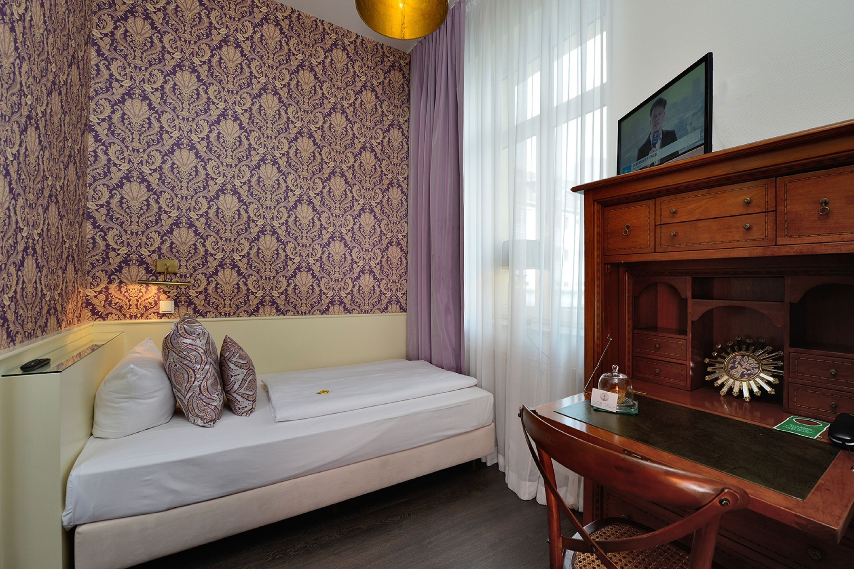 single room | 1 bedroom, in-room safe, blackout curtains, iron/ironing board