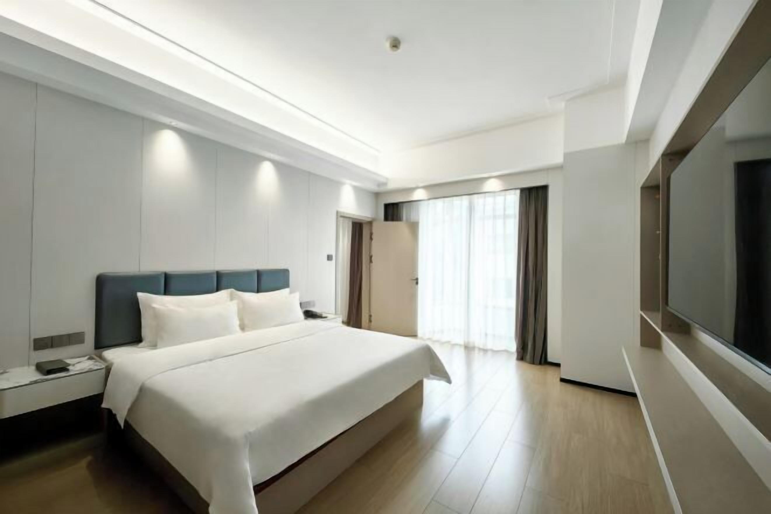 Minibar, in-room safe, iron/ironing board, Internet