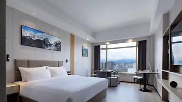 Minibaari, tallelokero huoneessa, silitysrauta/-lauta, internet