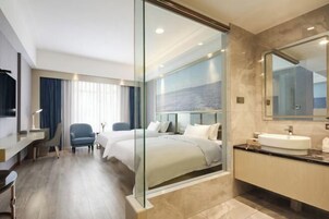 Minibar y caja de seguridad en la habitación 