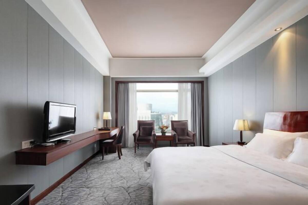 Minibar, in-room safe, iron/ironing board, Internet