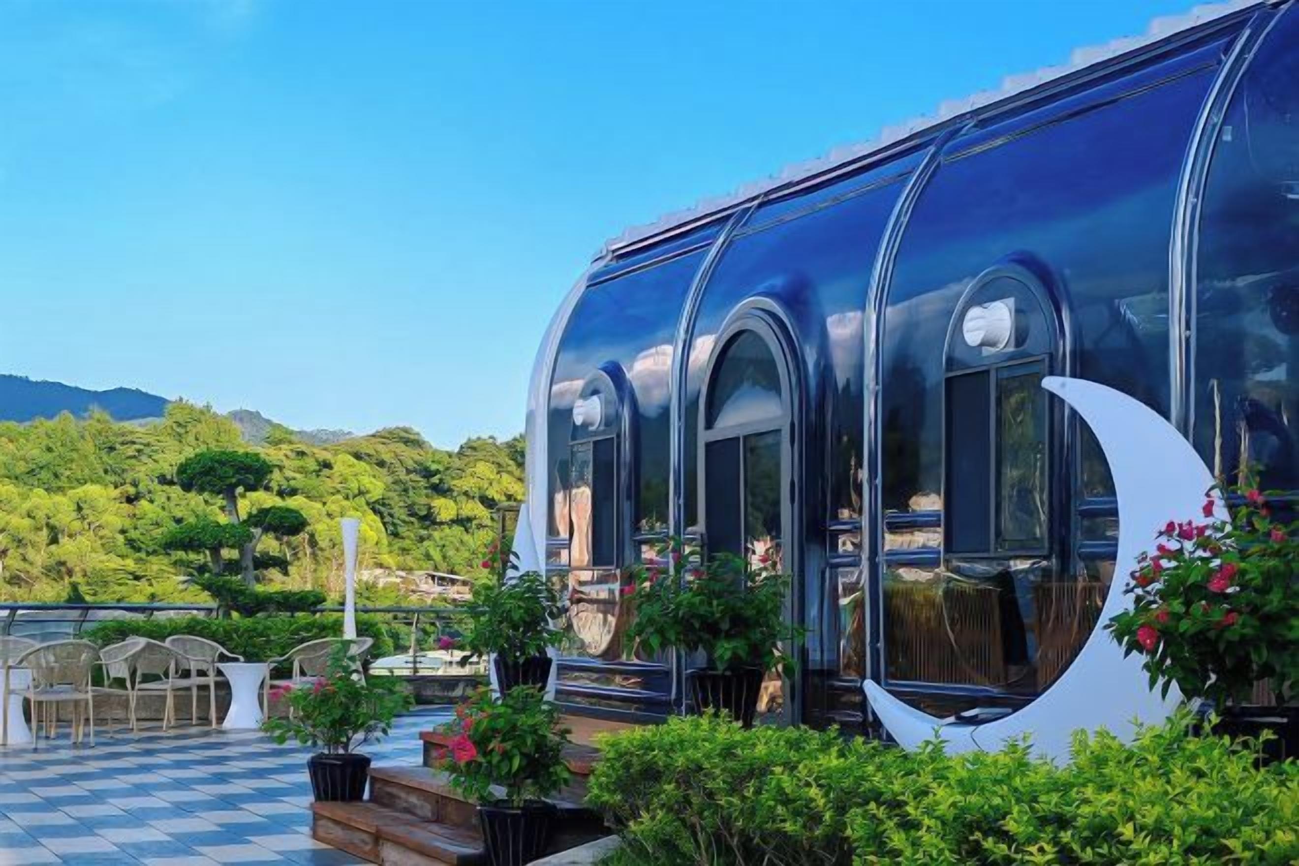 Un bâtiment moderne doté de grandes fenêtres en verre et d’un sol à carreaux.