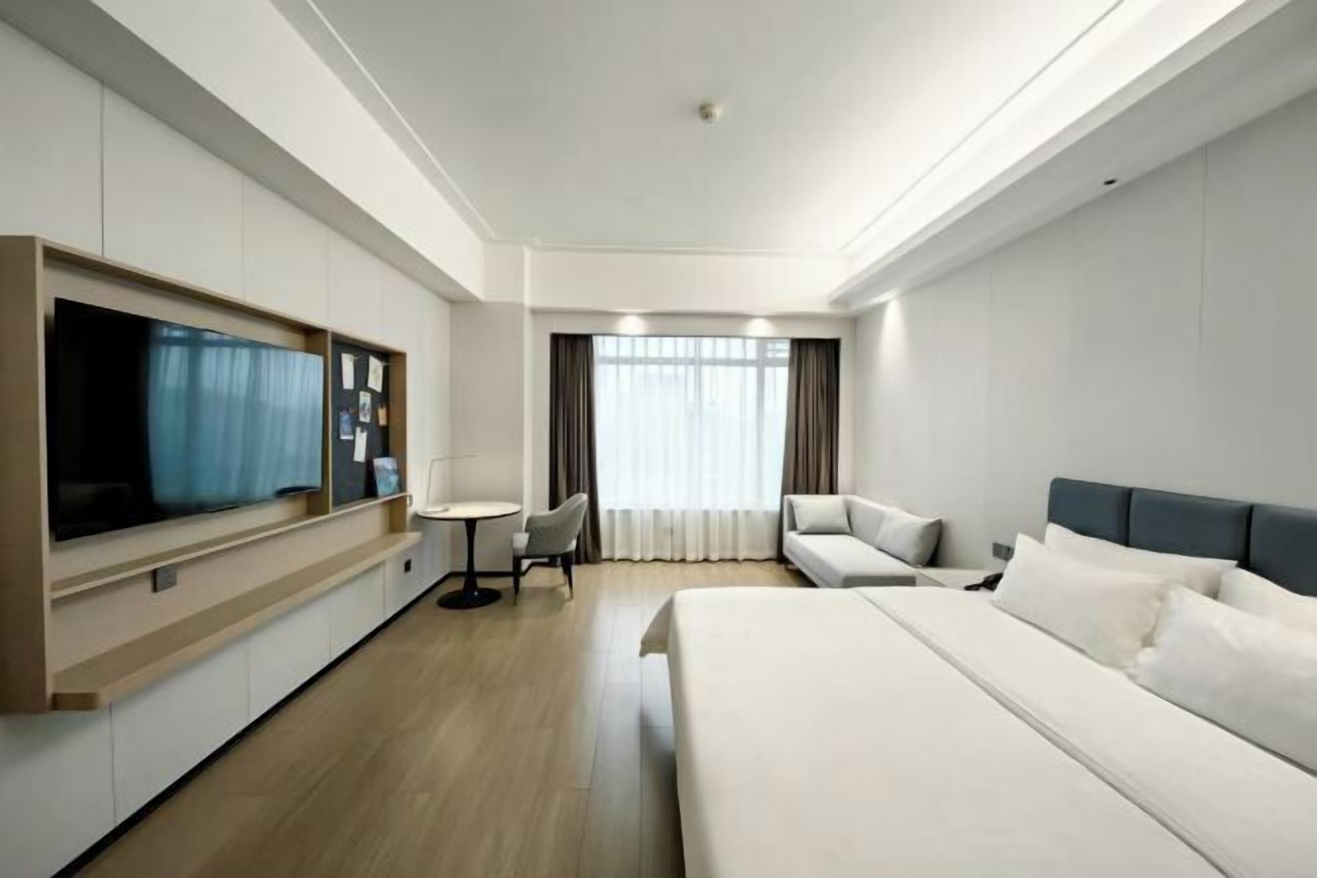 Minibar, in-room safe, iron/ironing board, Internet