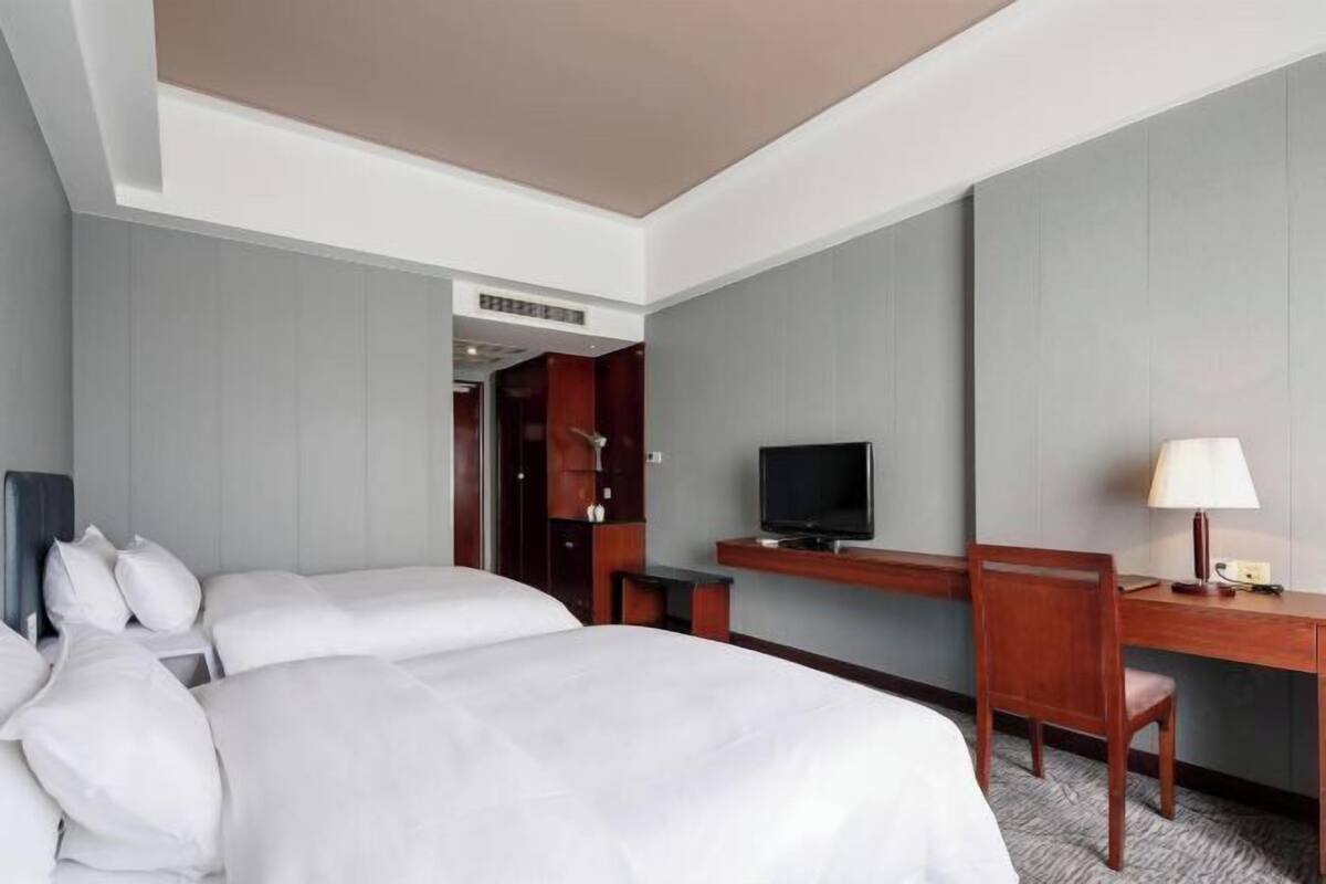 Minibar, in-room safe, iron/ironing board, Internet