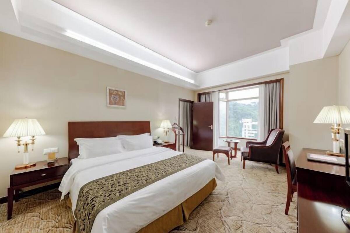 Minibar, in-room safe, iron/ironing board, Internet