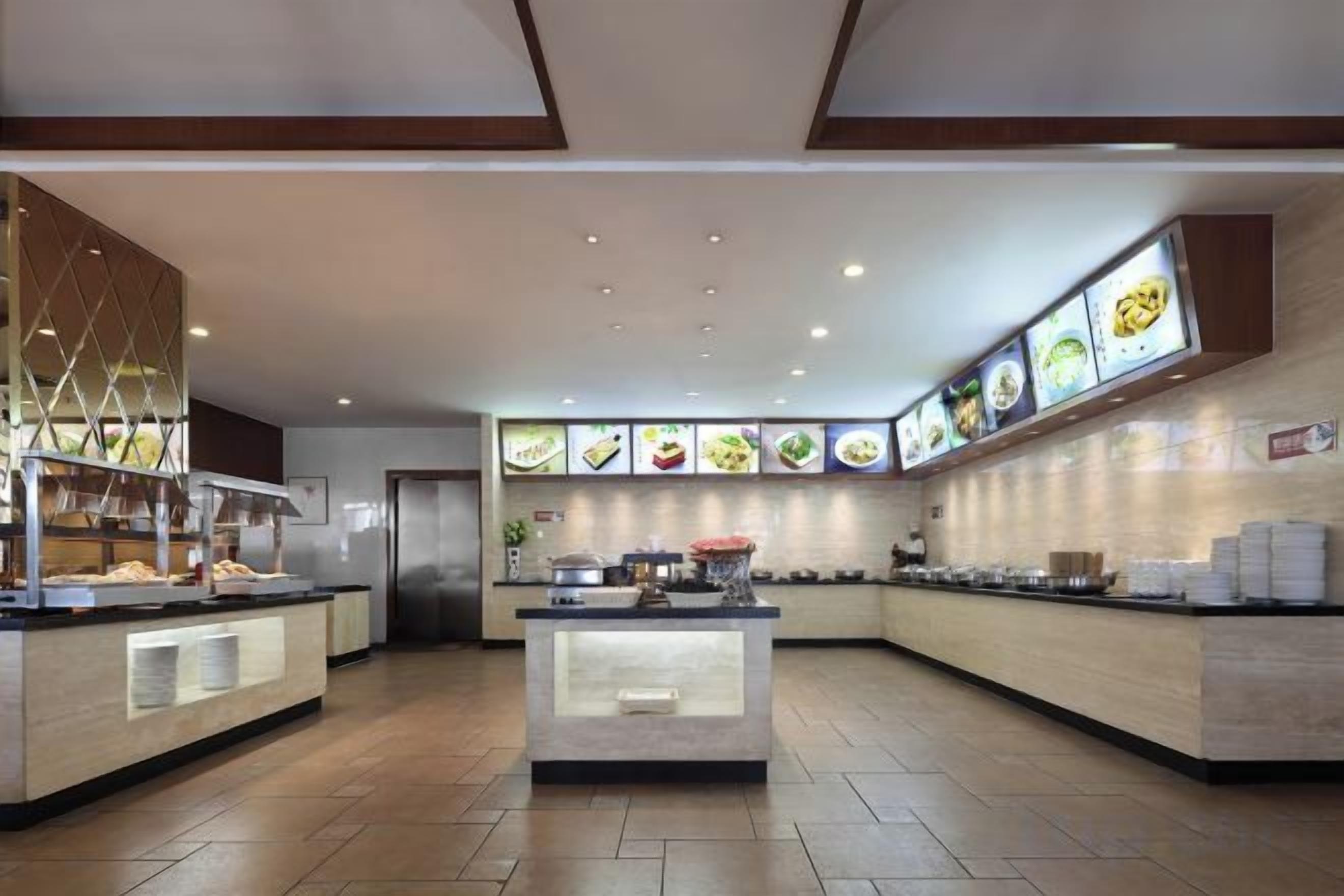 Un área de bufé con varias estaciones de comida y una barra de servicio central.