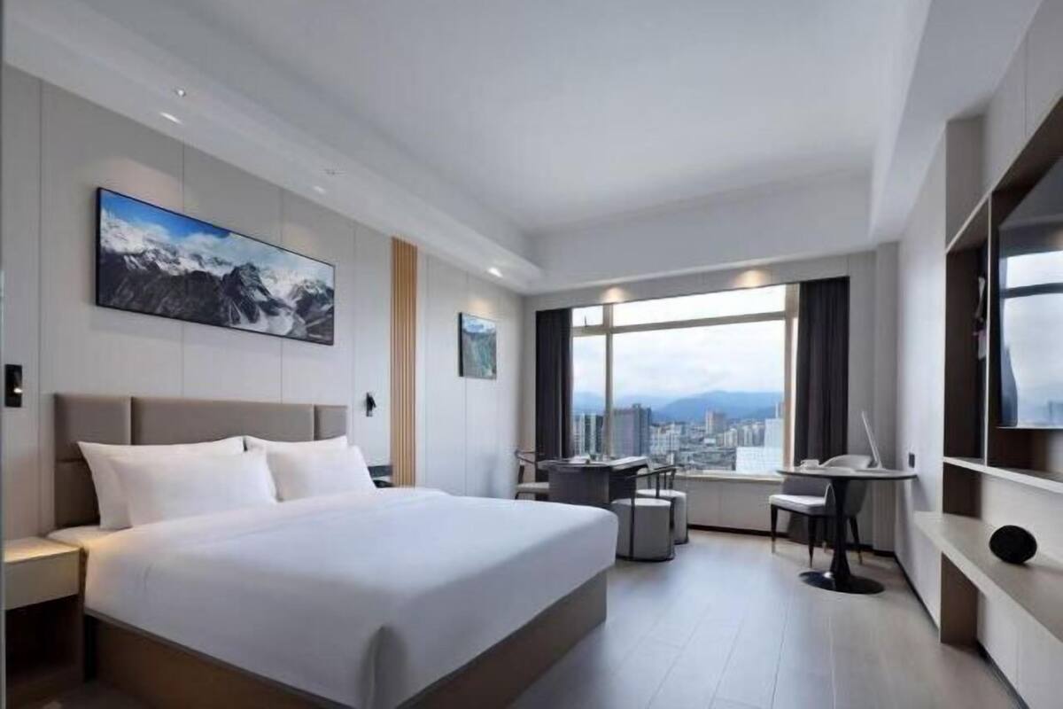 Minibar, in-room safe, iron/ironing board, Internet