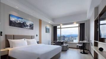 Frigobar, cofres nos quartos, ferros/tábuas de passar roupa