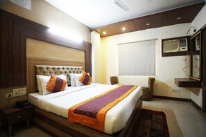 Deluxe Room | 1 bedroom, desk, iron/ironing board, free WiFi