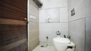 Deluxe Room | Bathroom | Shower, free toiletries, towels