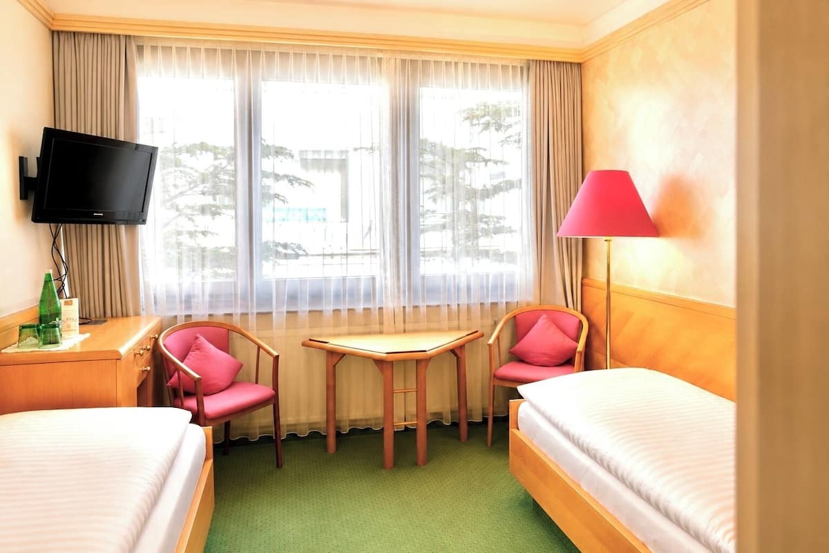 Quarto duplo econômico | Cofres nos quartos, escrivaninha, Wi-Fi de cortesia, roupa de cama