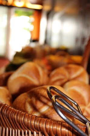 Desayuno buffet (EUR 16.50 por persona)