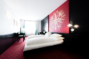 Standard Double Room | In-room safe, desk, free WiFi, bed sheets - Hotel Schrofenstein (Landeck)