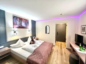 Chambre économique double ou avec lits jumeaux | Coffre-fort, bureau, accès au Wi-Fi (inclus), literie fournie