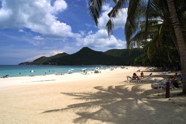 Plage, parasols, serviettes de plage