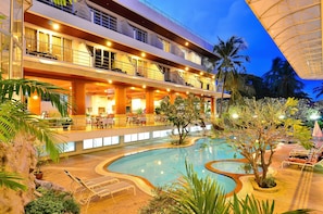 Piscine extérieure, parasols de plage, chaises longues