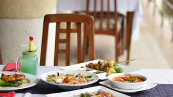 Se sirven desayunos, almuerzos, cenas y cocina tailandesa